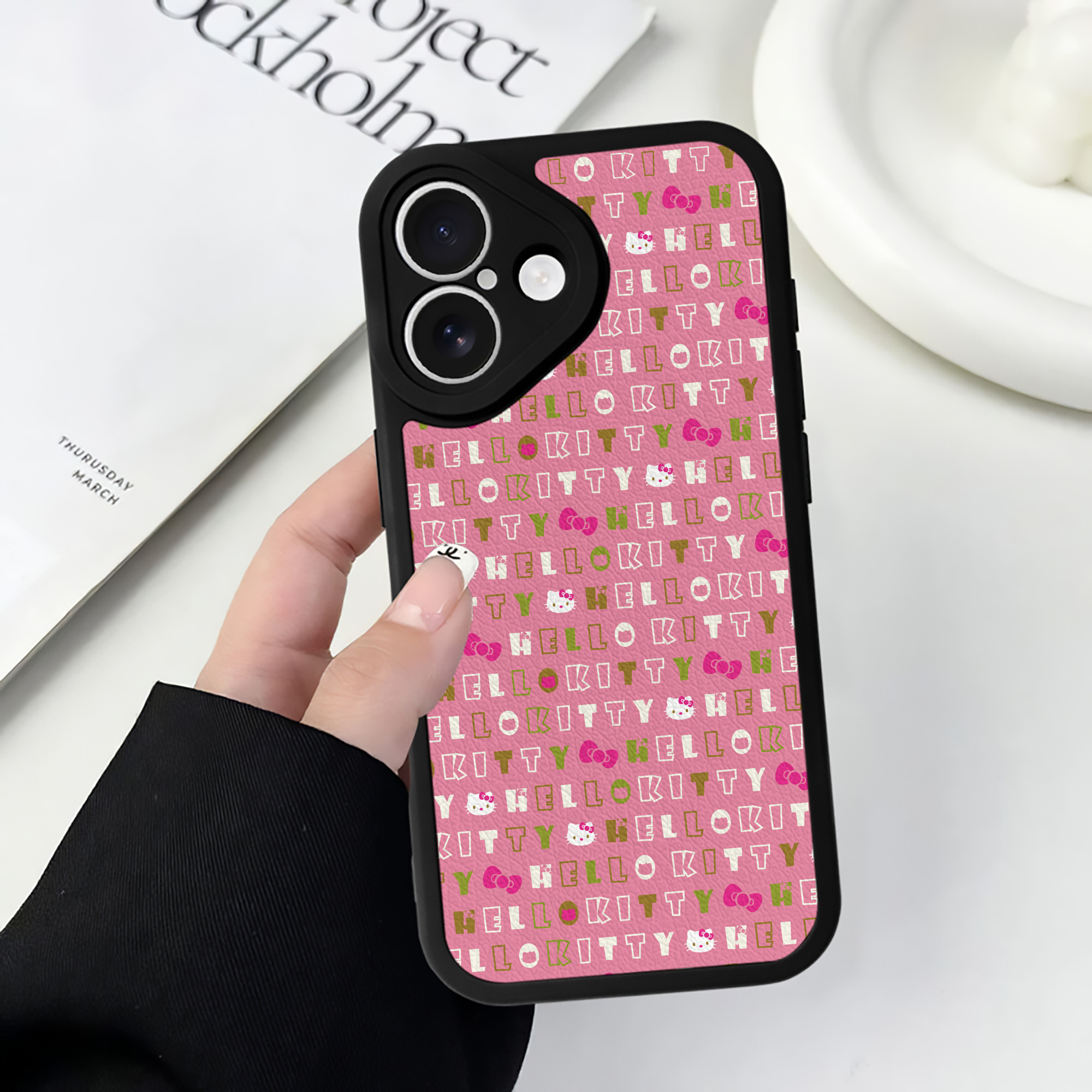 （画像用） Hello Kitty ハローキティ 【iPhone 16シリーズ対応】シリコンスマホケース（レザー調） 材質：シリコン